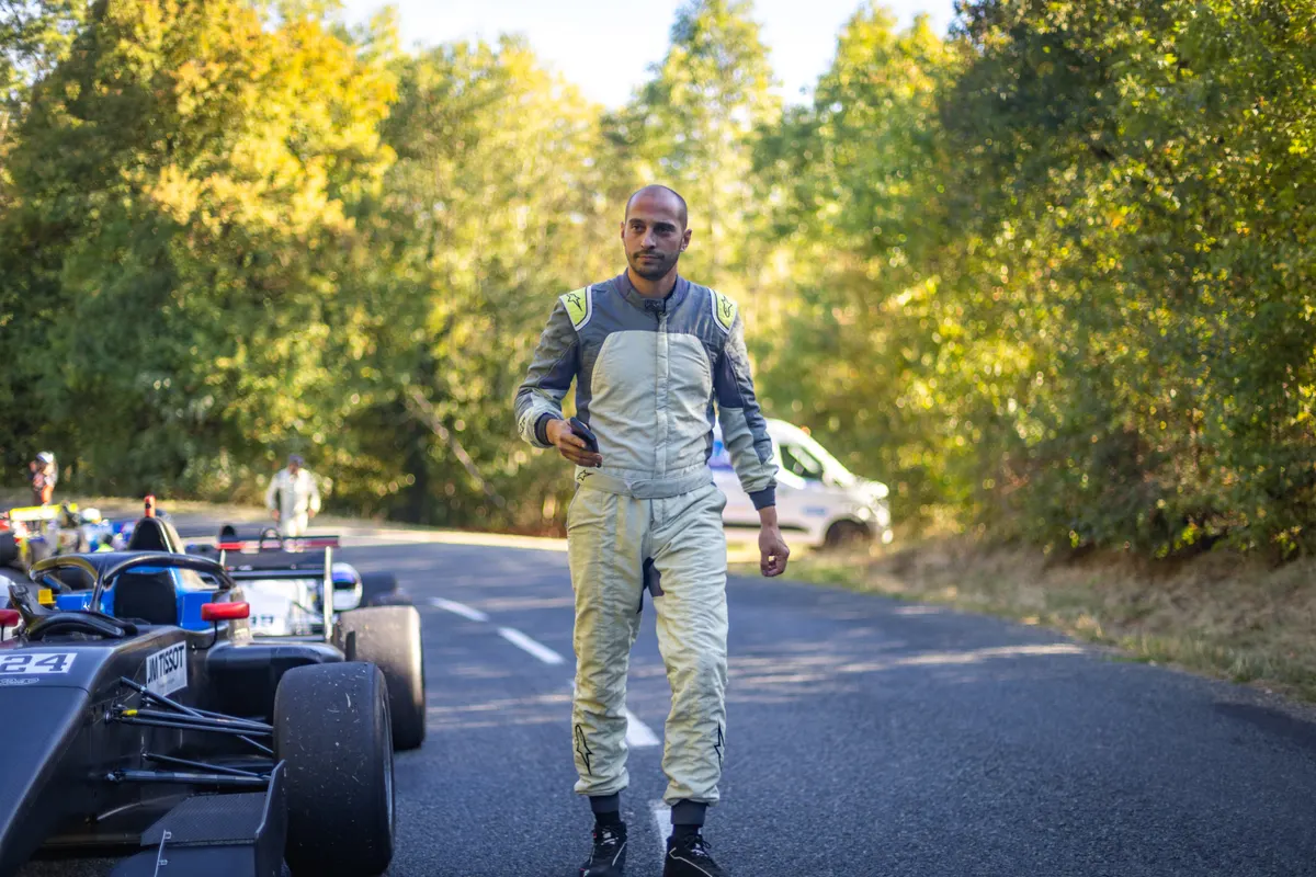 Dernier portrait en casque d'un pilote dans sa monoplace en parc fermé
