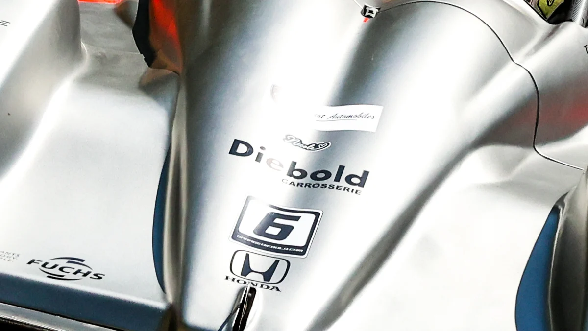 Détail de la carrosserie de la Norma de Tom, photographiée à Vuillafans en 2026