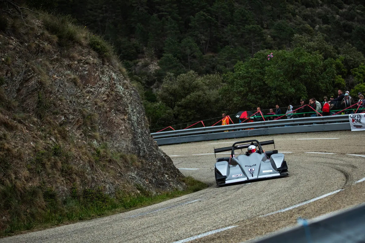 La Norma de Tom Diebold au pied de la paroi rocheuse. Col Saint-Pierre 2026.