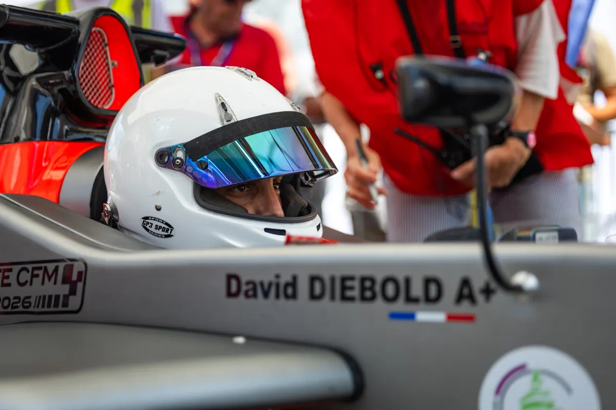 David Diebold casqué dans le cockpit, visière relevée. Dunières 2026.