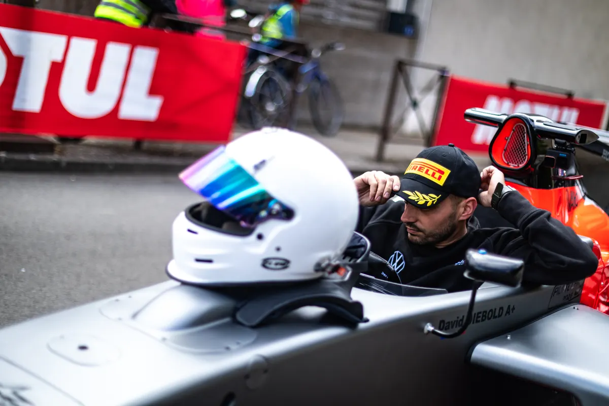 David Diebold installe son équipement dans le cockpit. La Pommeraye 2026.