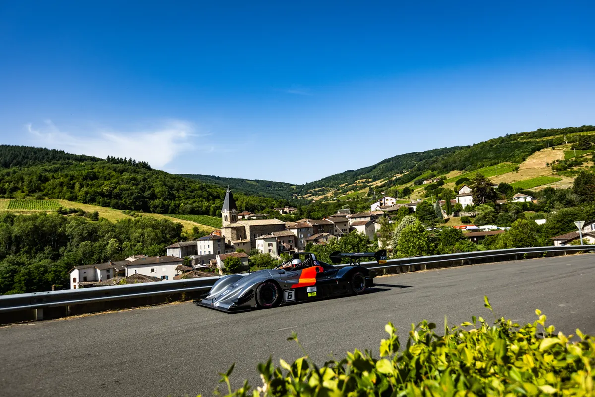 La Norma de Tom Diebold sur le tracé au-dessus du village. Marchampt 2026.
