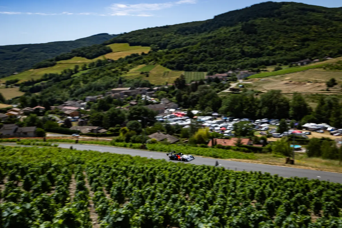 La Norma de Tom Diebold dans le paysage de vignes. Marchampt 2026.