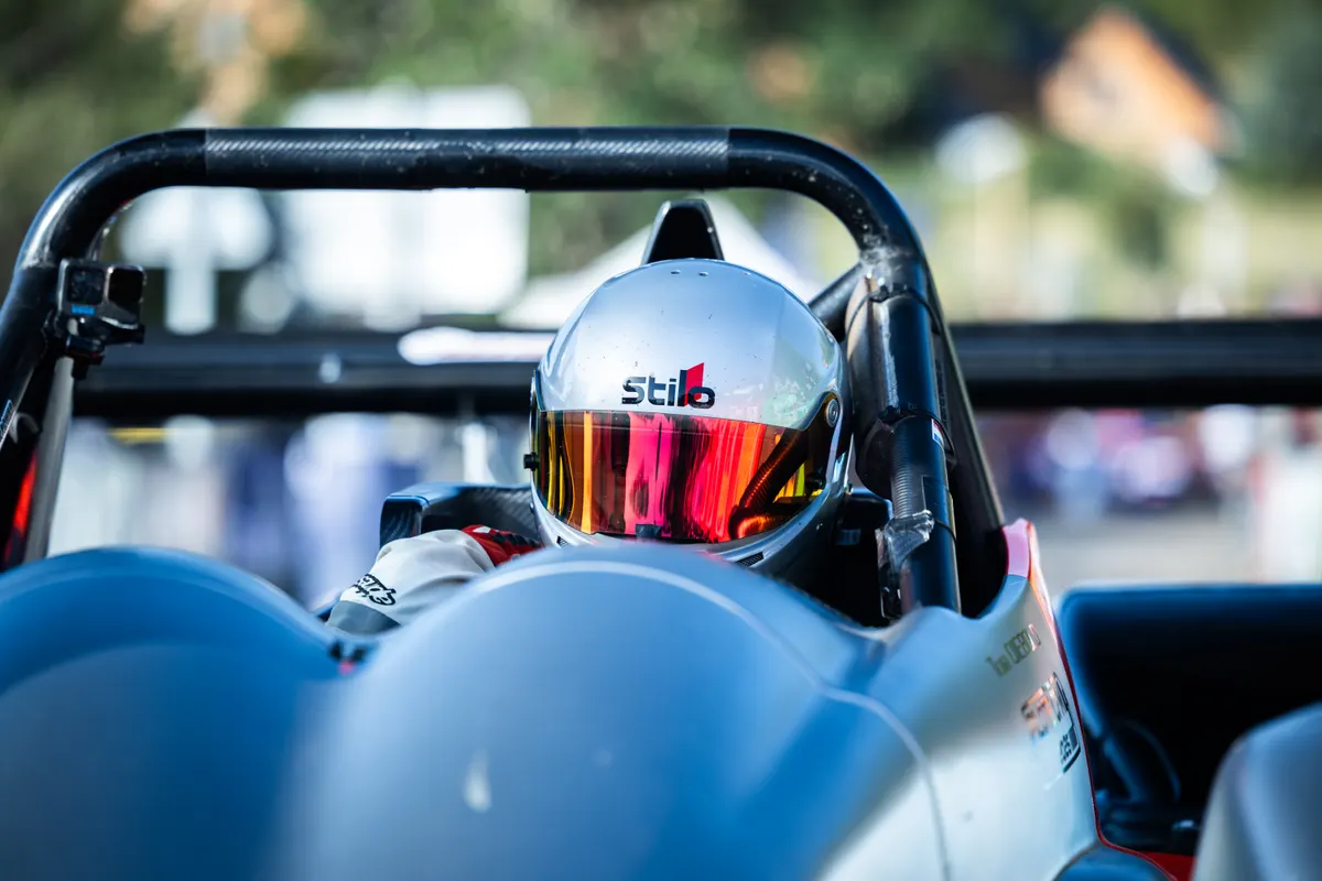 Tom Diebold casqué dans le cockpit de la Norma. Mont-Dore 2026.