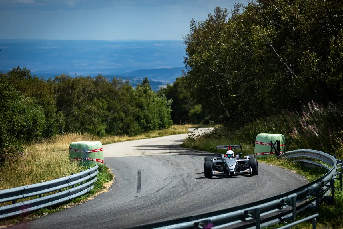 La monoplace de David Diebold vue de face sur les hauteurs. Mont-Dore 2026.