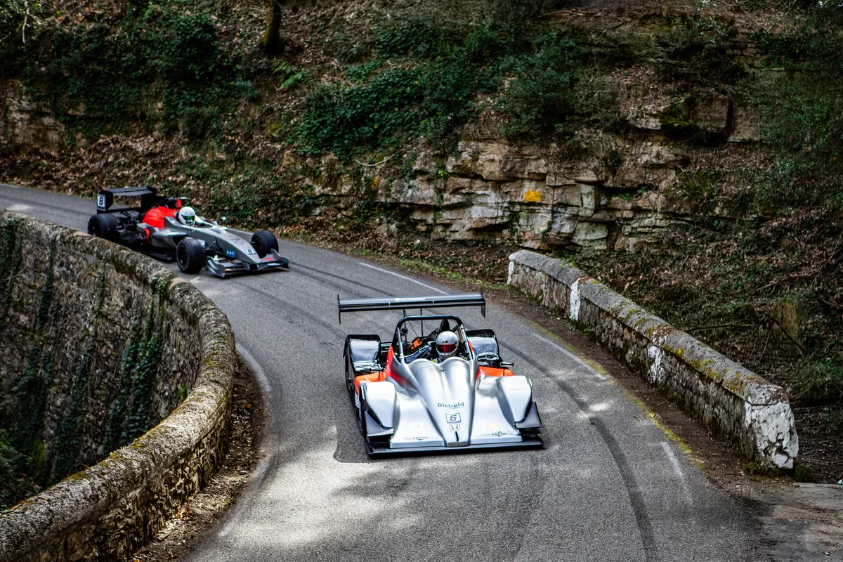 Les deux voitures de Diebold Sport sur la route entre les murets. Bagnols-Sabran 2026.