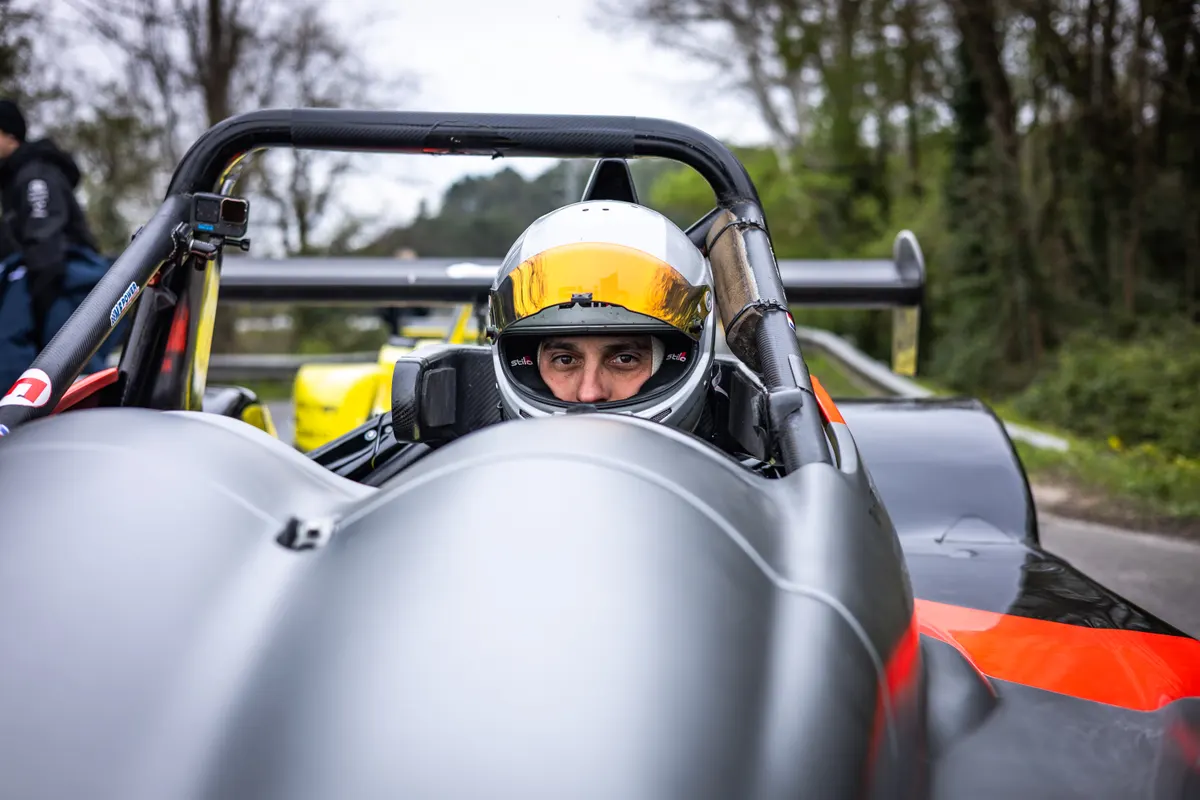 Tom Diebold dans le cockpit, visière ouverte. Bagnols-Sabran 2026.