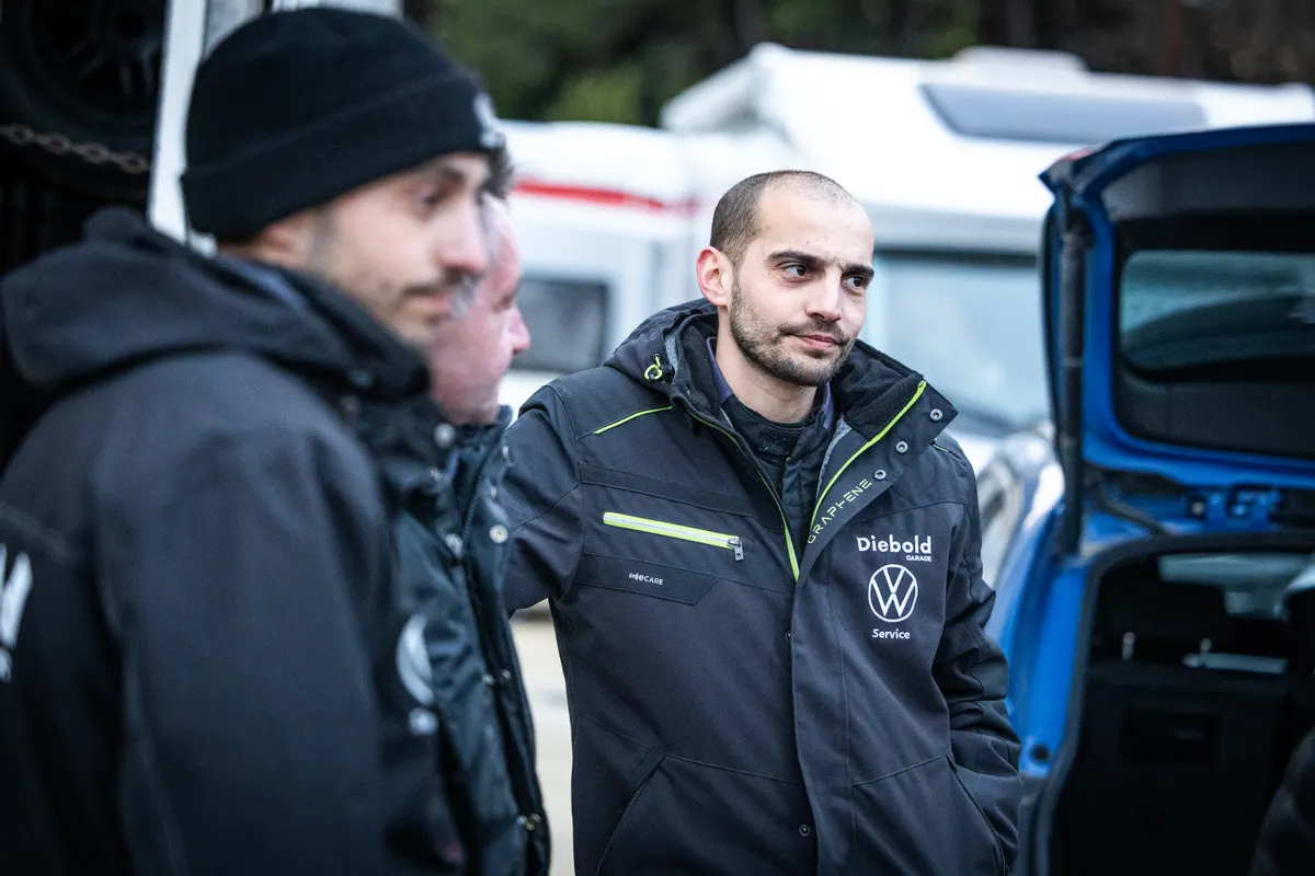 L’équipe réunie dans le paddock en tenues d’hiver. Bagnols-Sabran 2026.