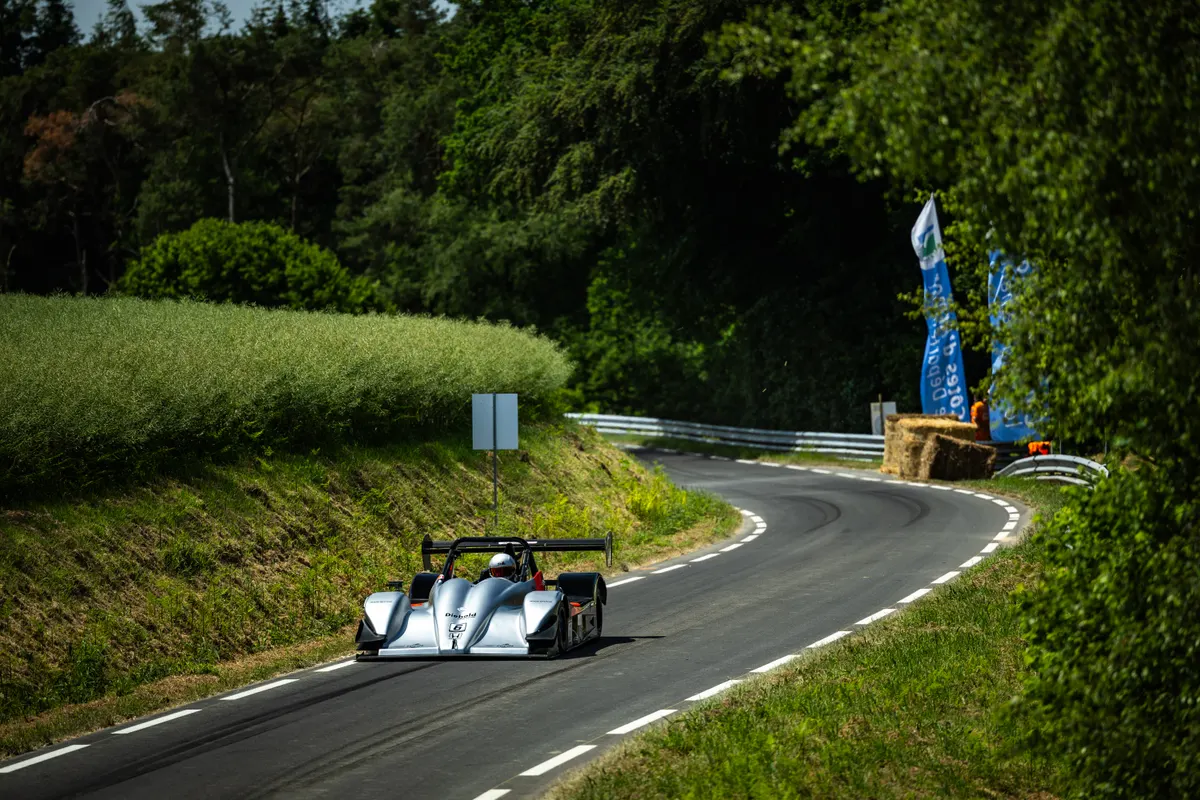 Une voiture Diebold Sport sur la route entre les champs à Saint-Gouëno