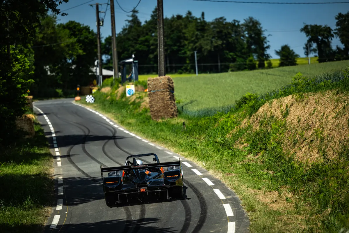 La Norma de Tom Diebold vue de l’arrière sur le tracé. Saint-Gouéno 2026.