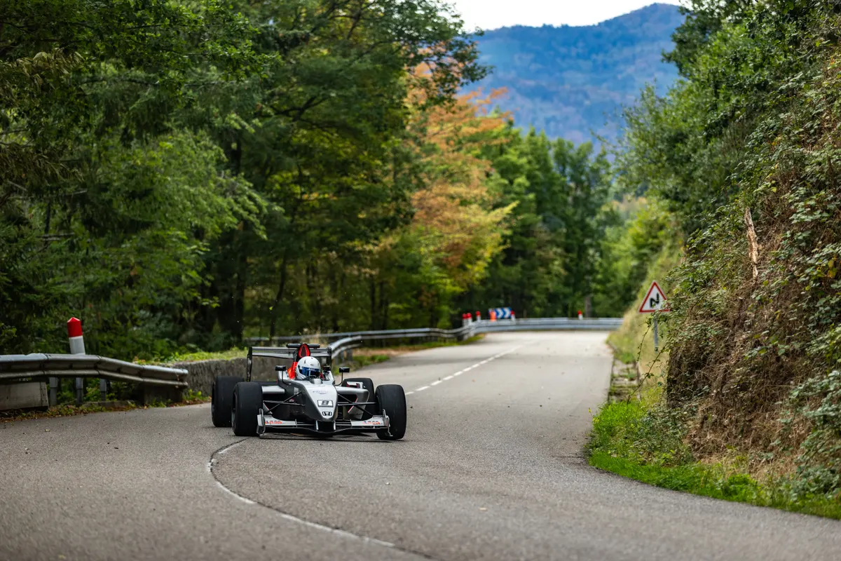 David Diebold et sa monoplace numéro 8 sur la route forestière. Turckheim 2026.