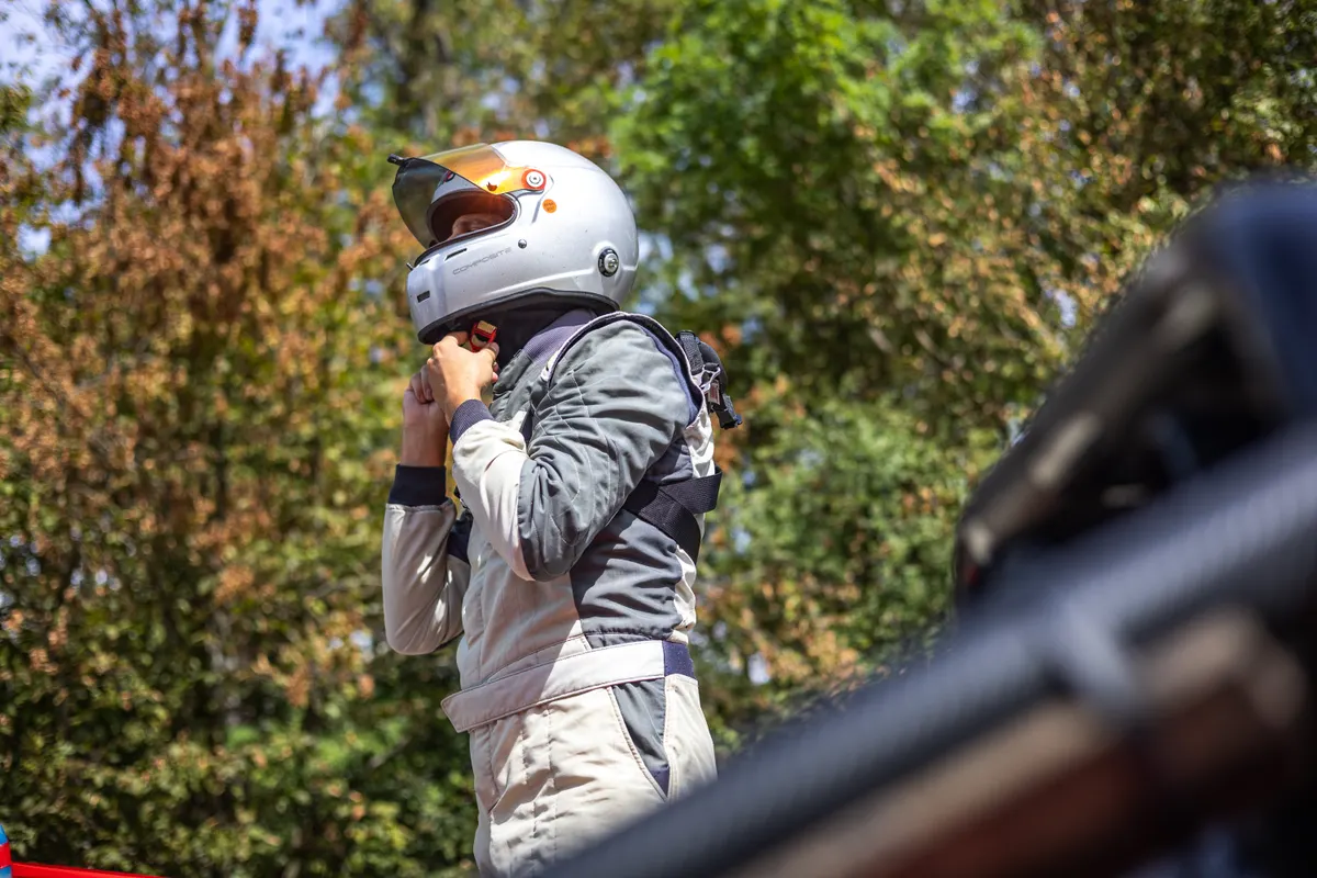 Tom Diebold ajuste son casque avant de prendre le volant. Turckheim 2026.