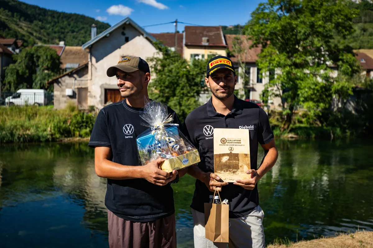 Un autre moment du week-end : les deux frères au bord de l’eau après la course de canoë des pilotes. Vuillafans 2026.