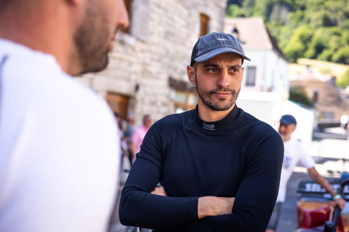 Tom Diebold en discussion dans le paddock. Vuillafans 2026.