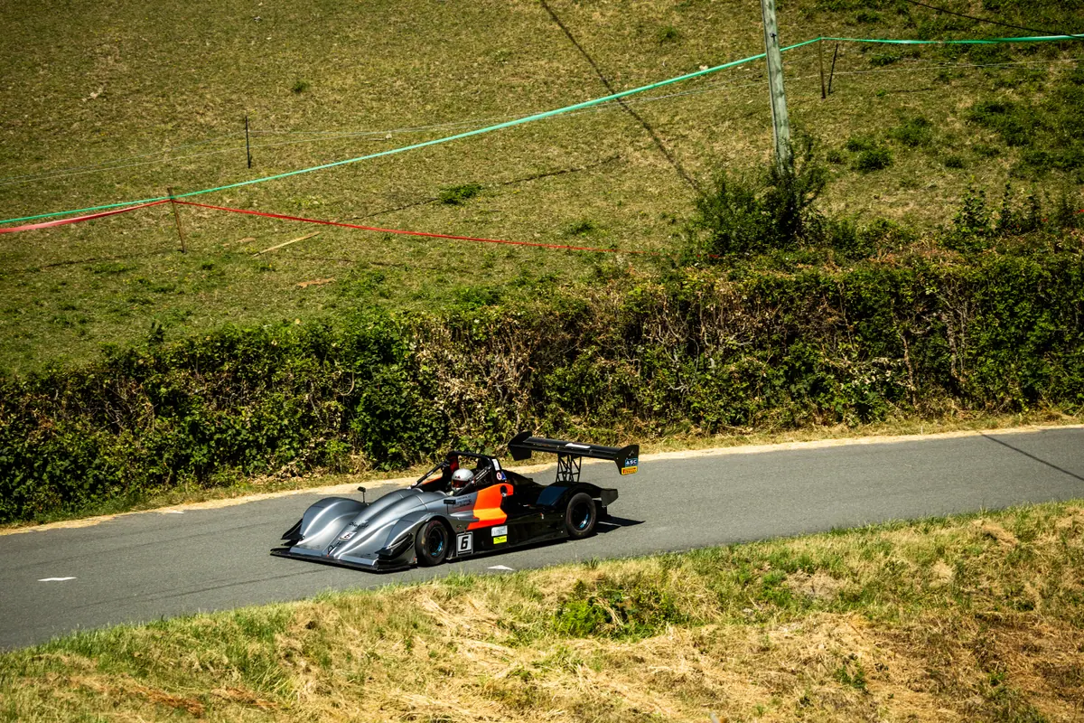 Tom Diebold au volant de la Norma dans une courbe. Marchampt 2026.