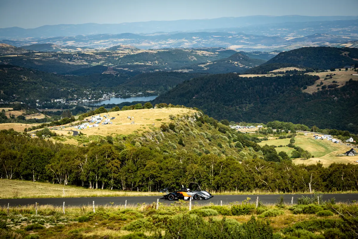 Le tracé de la Course de Côte du Mont-Dore dans le paysage auvergnat