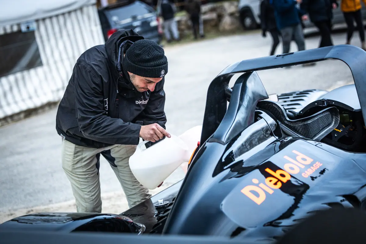 Tom Diebold ravitaille la Norma dans le paddock. Bagnols-Sabran 2026.