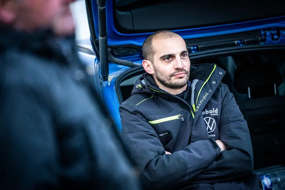 Un membre de Diebold Sport dans le paddock de Bagnols-Sabran