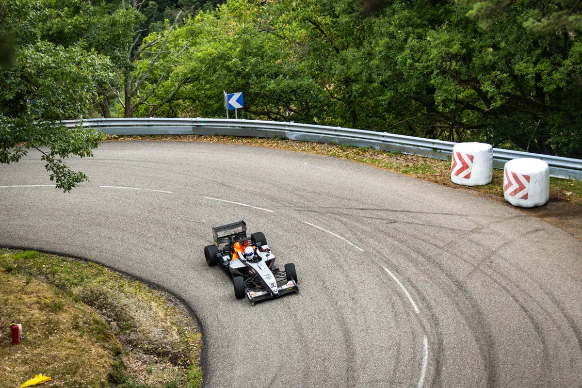 Vue plongeante sur une voiture de course dans l’épingle de Turckheim. Turckheim 2026.