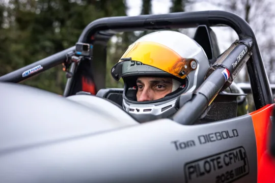 Tom Diebold casqué dans la Norma à Bagnols-Sabran en 2026, photographie illustrant la publication